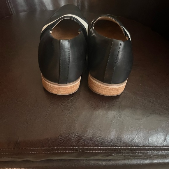 Clarks woman’s black and white loafers EUC. - Picture 3 of 4